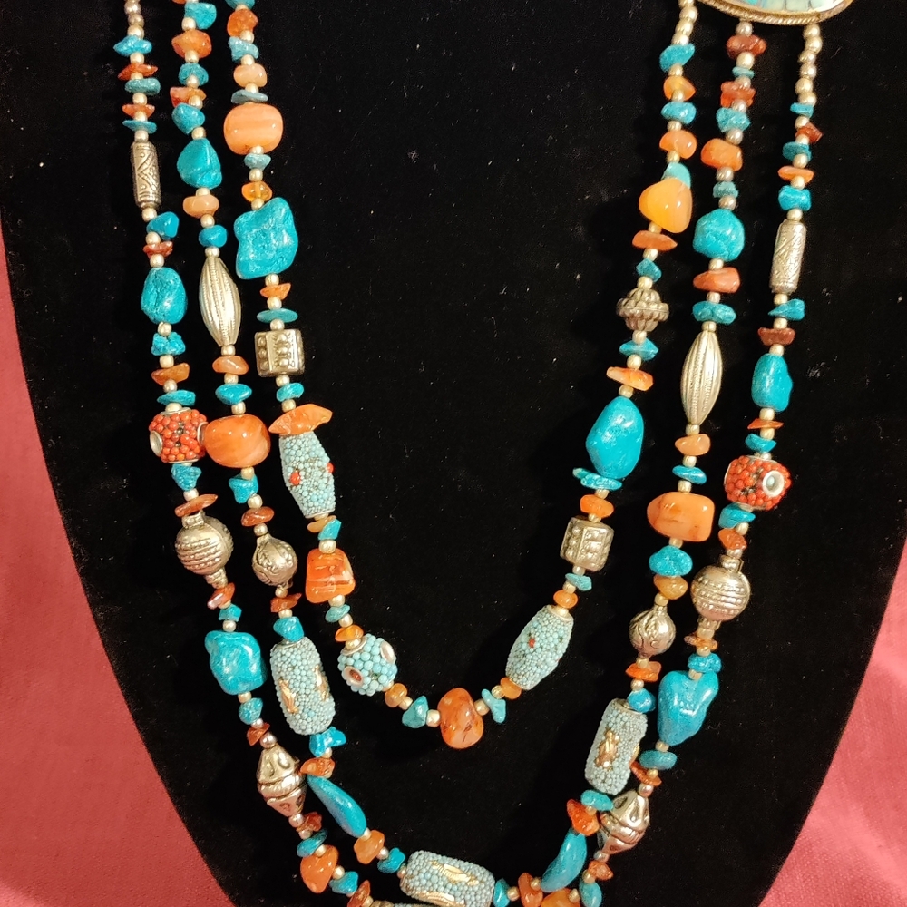 Beautiful Vintage 3 strains Necklace.